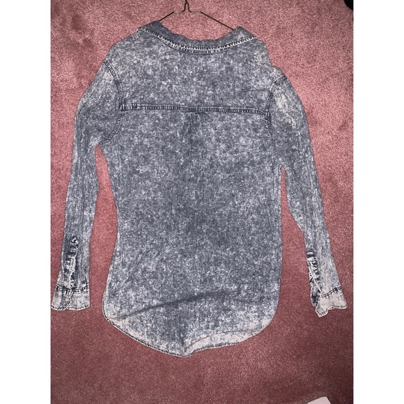 Hollister High-Low Button Down Shirt - Picture 4 of 4